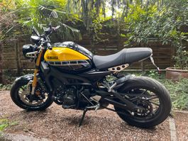 Moto Yamaha XSR 900 couleur jaune et noir en parfait état
