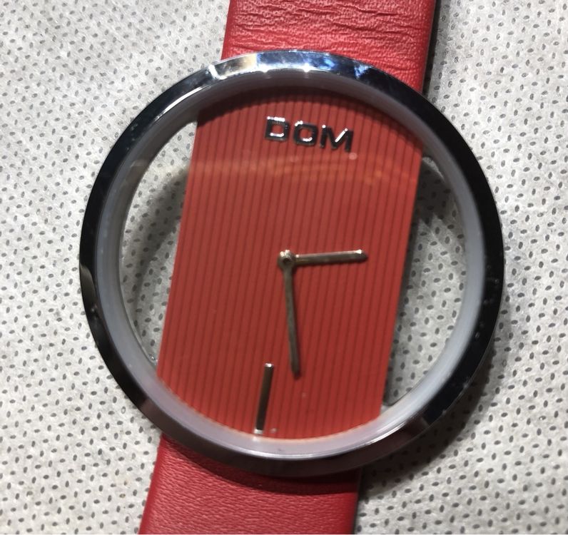Montre Sport Design Bleu - Cadran Noir, Boîtier Acier Rose, Bracelet Caoutchouc, Neuf Sans étiquette