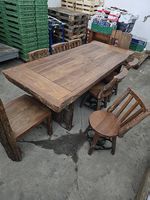 Massiver Tisch aus Nussbaum 
