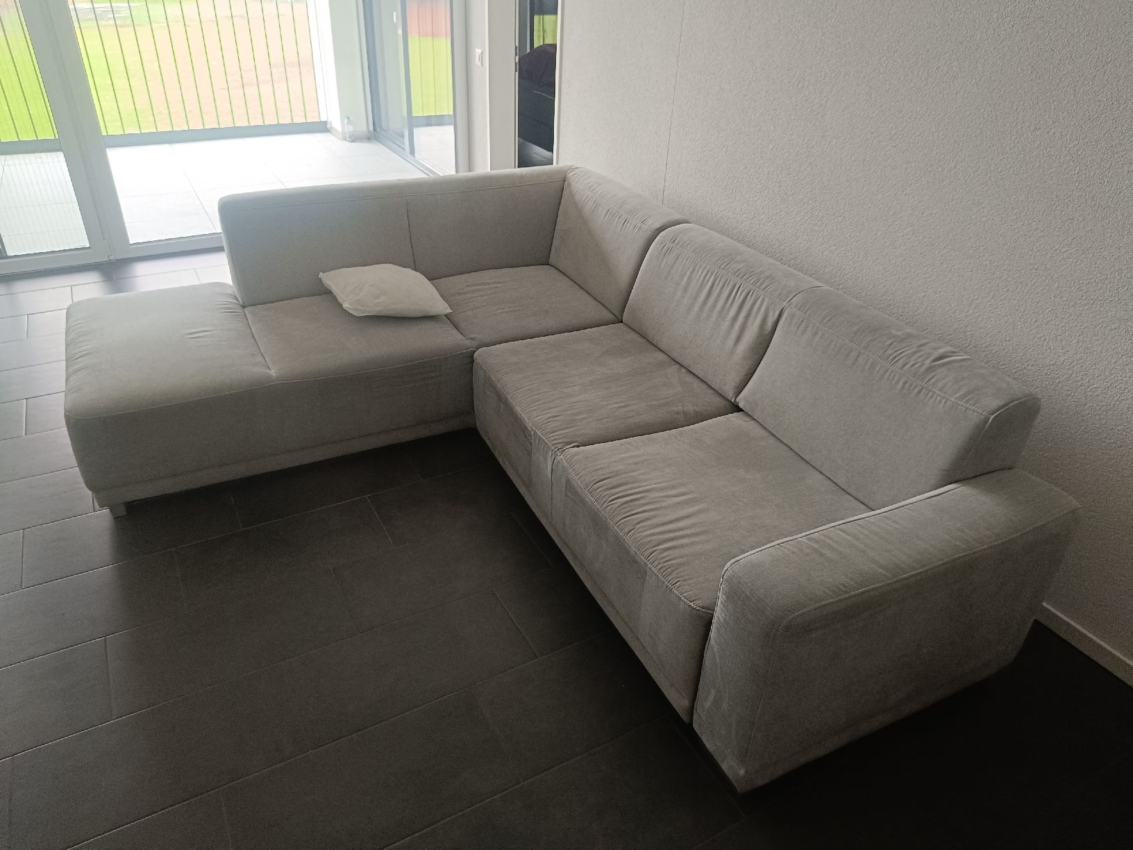 Sofas: Schöner Ecksofa / Hellgrau / Elektrische Funktion – Gebraucht aus Niederglatt ZH von KoppExp 4
