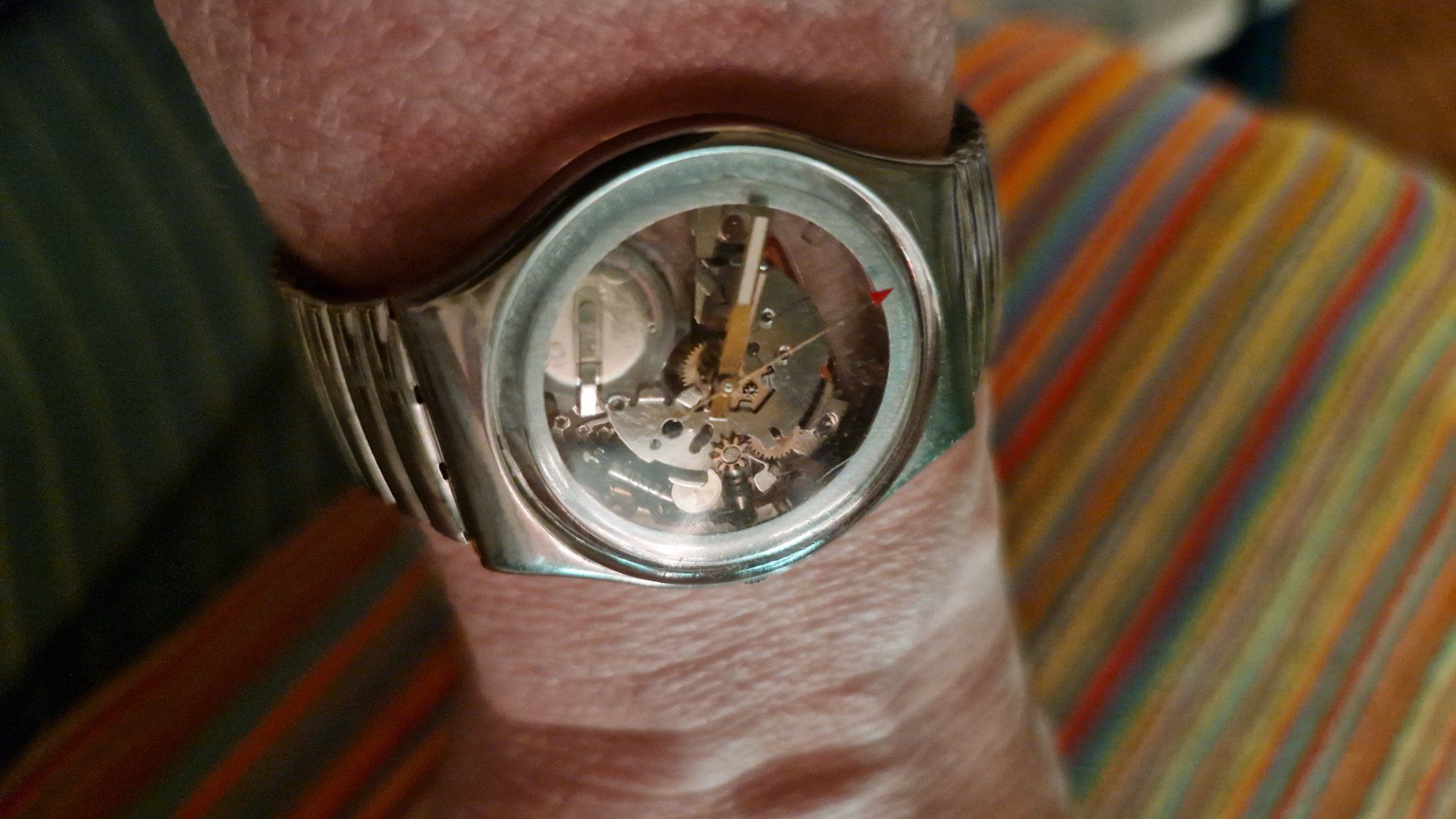 Swatch Uhren: Silberfarbene SWATCH mit elast. Metallarmband/neue Batterie – Gebraucht aus Oberengstringen von Asteroid56 3
