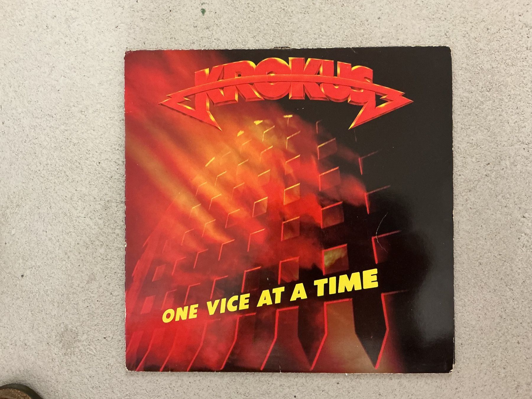 Dischi in vinile: Krokus LP - One Vice At A Time (Cover hat Seem Split) – Usato da Winterthur venduto da Tumko_7_Vinyl