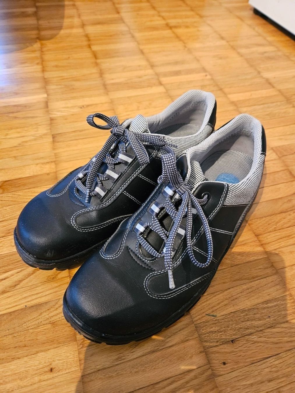 Herrenschuhe: Schuhe Grösse 45, schwarz/grau – Gebraucht aus Chur von Einszweidreiviermein