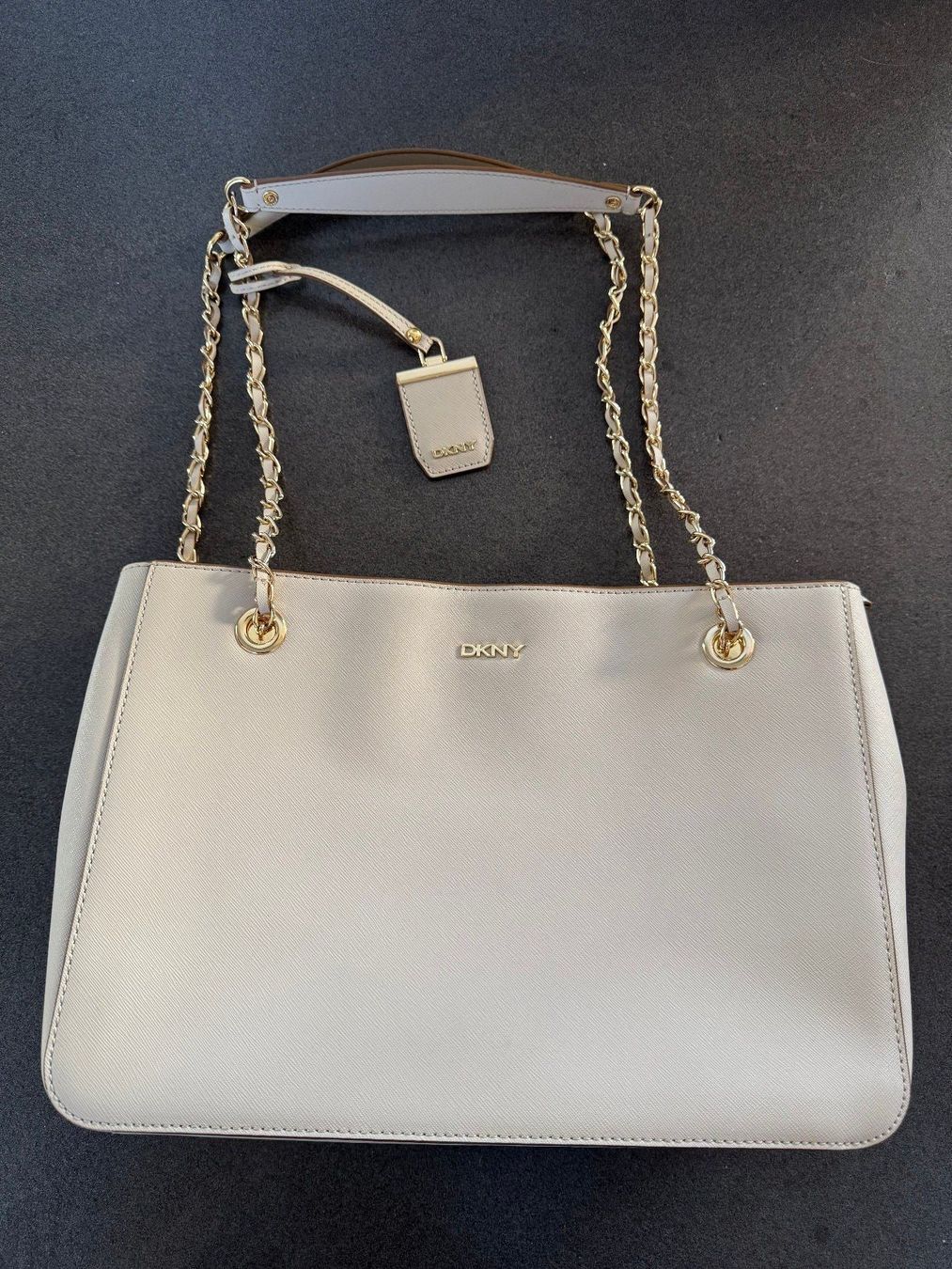 DKNY Borse: DKNY Structured Totebag Schultertasche beige/creme – Usato da Fribourg venduto da tschjoly
