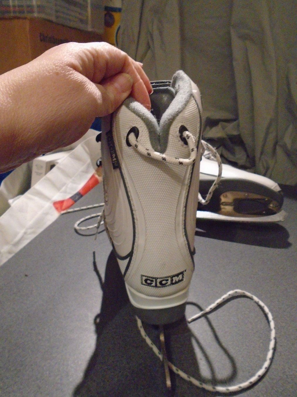 Ccm Schlittschuhe: Schlittschuhe Grösse 7, CCM, 100, weiss – Gebraucht aus Zürich von Motzkuh 2