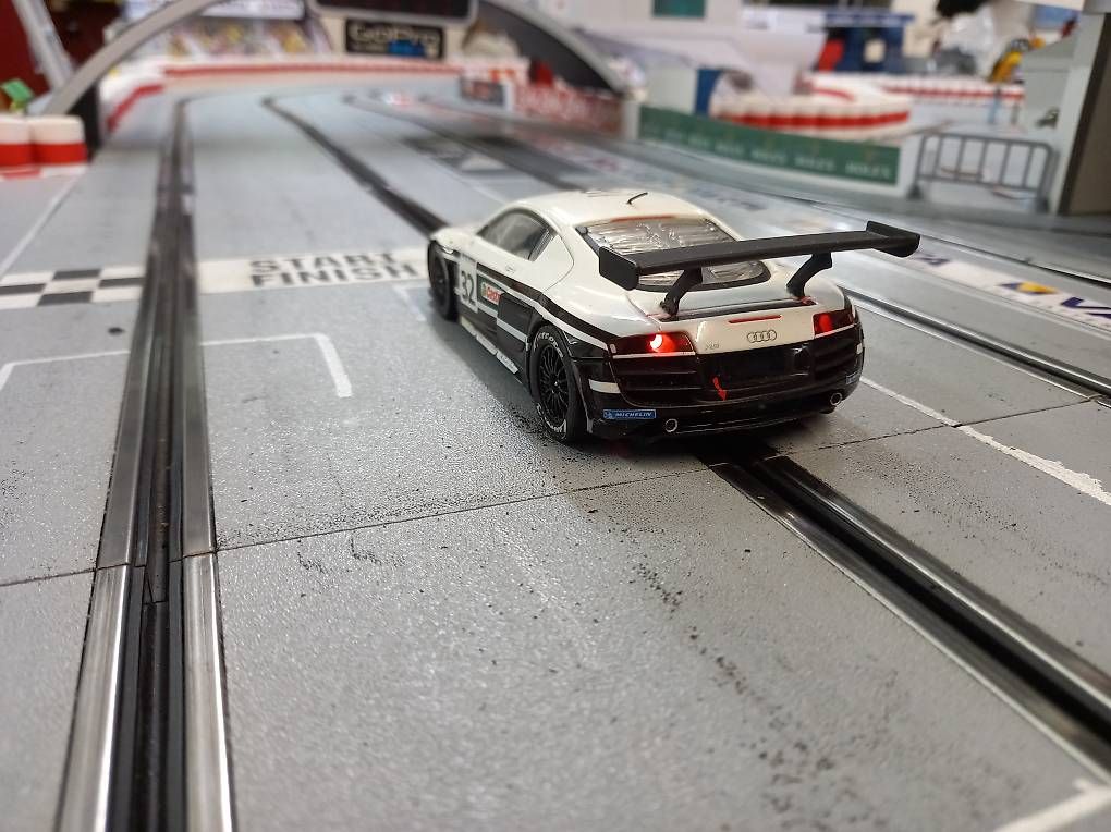 Carrera Piste: Carrera Digital 132 Audi R8 LMS – Usato da Langenthal venduto da noa_9wcy 4