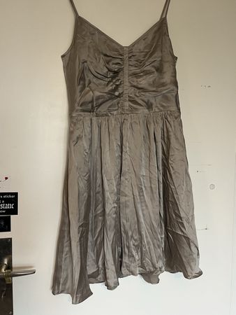 Hellgraues Kleid