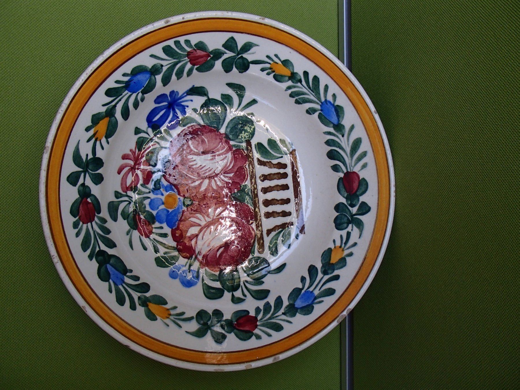 Piatti: rustikaler Wandteller mit Blumen Rosen – Usato da Schöfflisdorf venduto da pullux