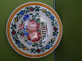 rustikaler Wandteller mit Blumen Rosen