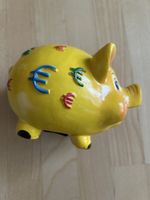 Gelbes Sparschwein mit Euro-Zeichen