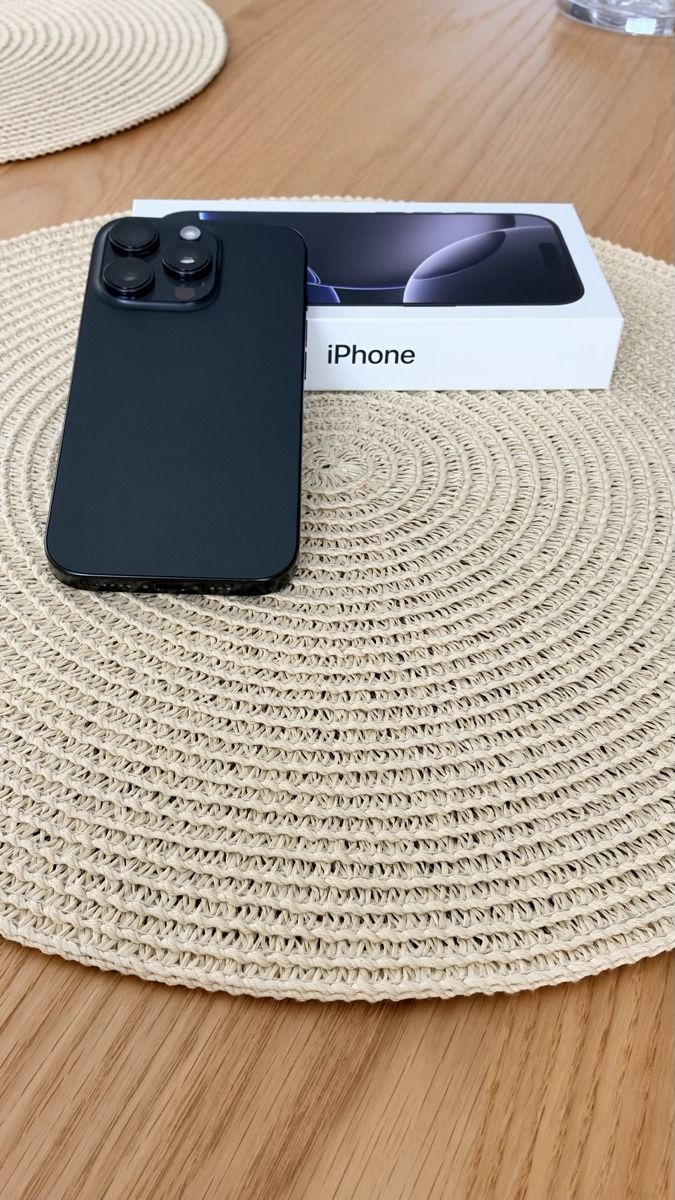 Apple Telefoni cellulari / Smartphones: iPhone 16 Pro 256 GB - Schwartz – Usato da Regensdorf venduto da elbryan 8