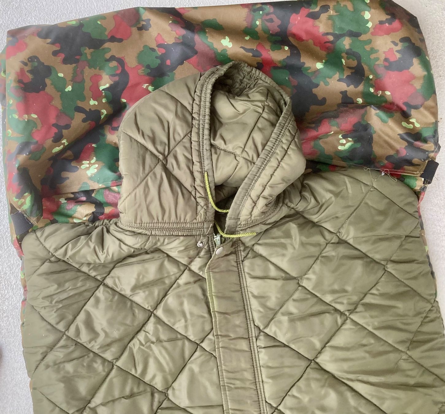 Schweizer Armee Sacchi a pelo: Armee-Schlafsack in Tarnfarbe occ. von 1974 wenig gebraucht – Usato da Rüegsauschachen venduto da Andyalfredo 5