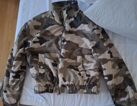 Kurze Übergangsjacke im Camouflage-Look, Grösse M, fast neu.