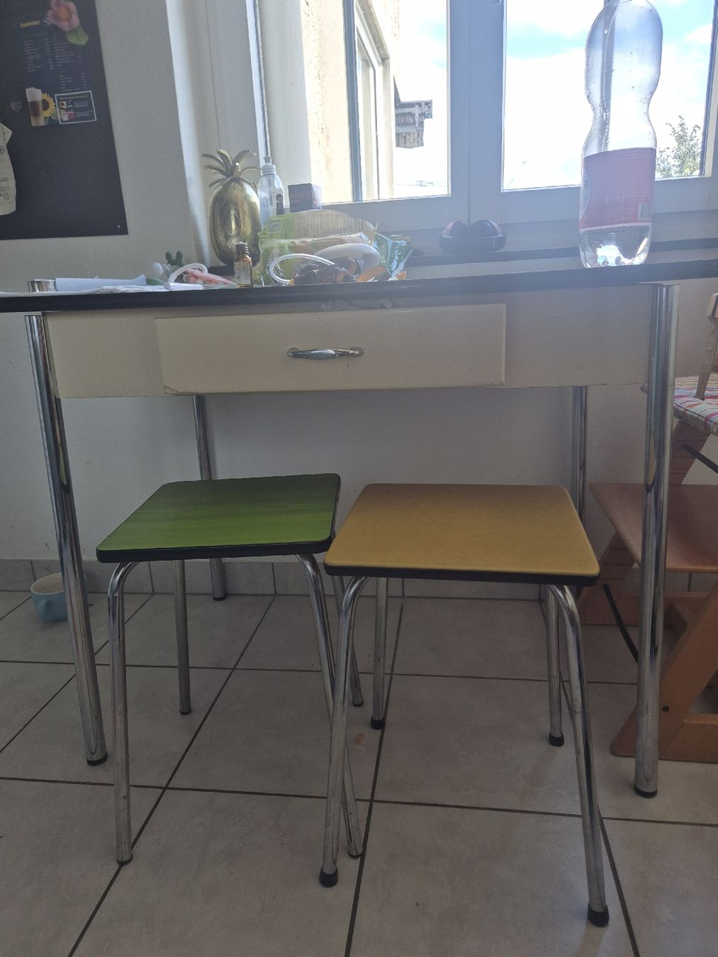 Tavoli: Vintagetisch mit Schublade und 2 Hocker – Usato da Richterswil venduto da and_y7vv