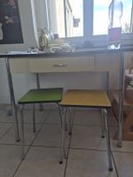 Vintagetisch mit Schublade und 2 Hocker