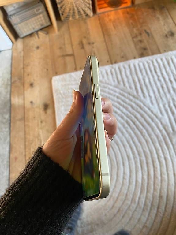 Apple Telefoni cellulari / Smartphones: iPhone 15 Jaune  128 Go Reconditionné – Usato da Ravoire venduto da tim_m7sc 2
