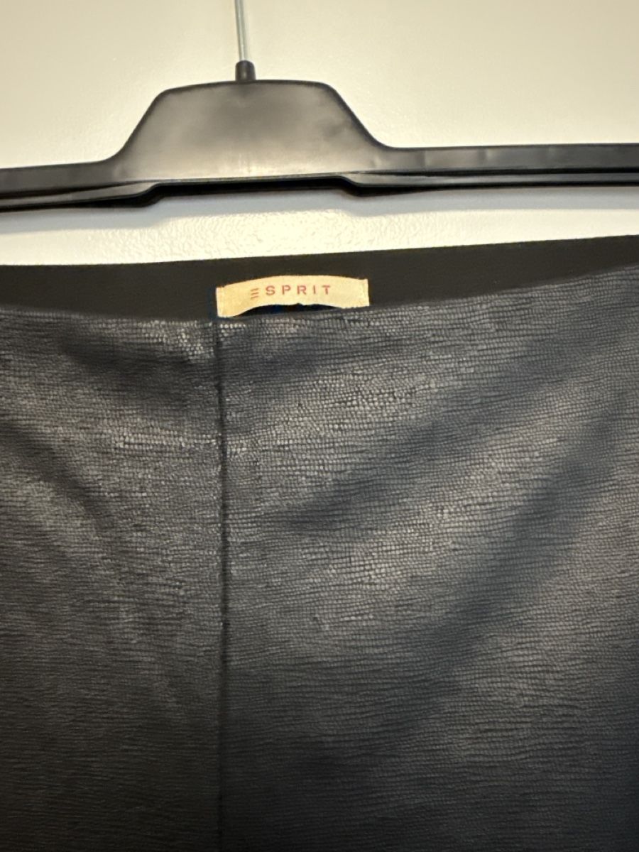 Esprit Pantaloni: Schwarze Esprit Hose in Lederoptik, Gr. 40 – Usato da Rapperswil SG venduto da Nicinic01 1