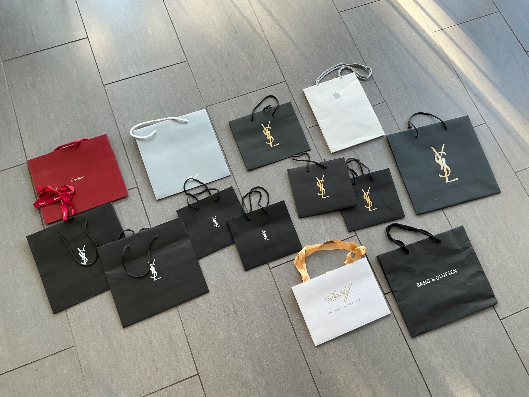 Taschen: Marken Designer Papiertragtaschen Tüten – Gebraucht aus Allschwil von Xupper