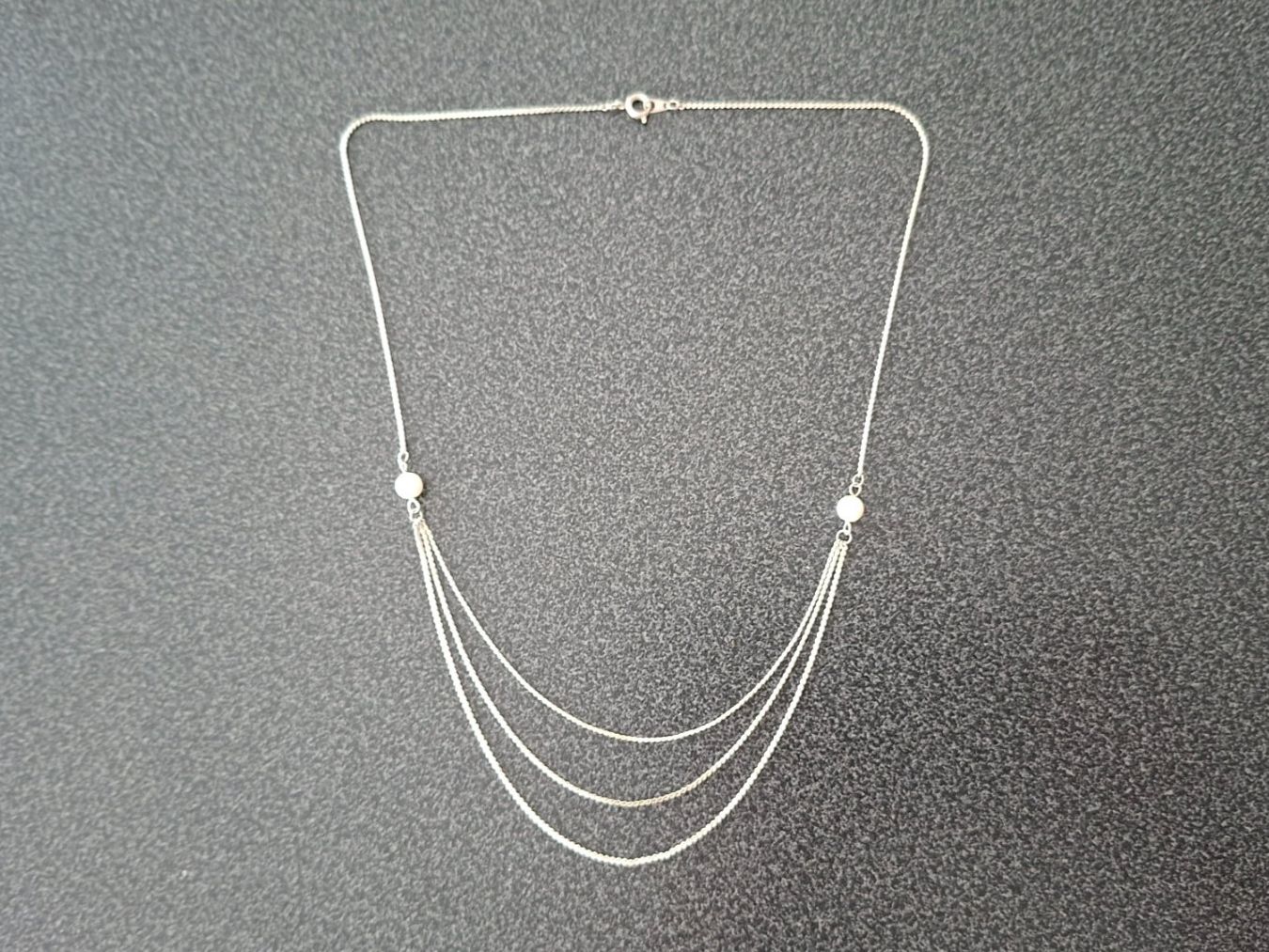 Colliers: Halskette Silberfarbig mit 2 Perlen Modeschmuck – D'occasion à Gattikon par jeansgli