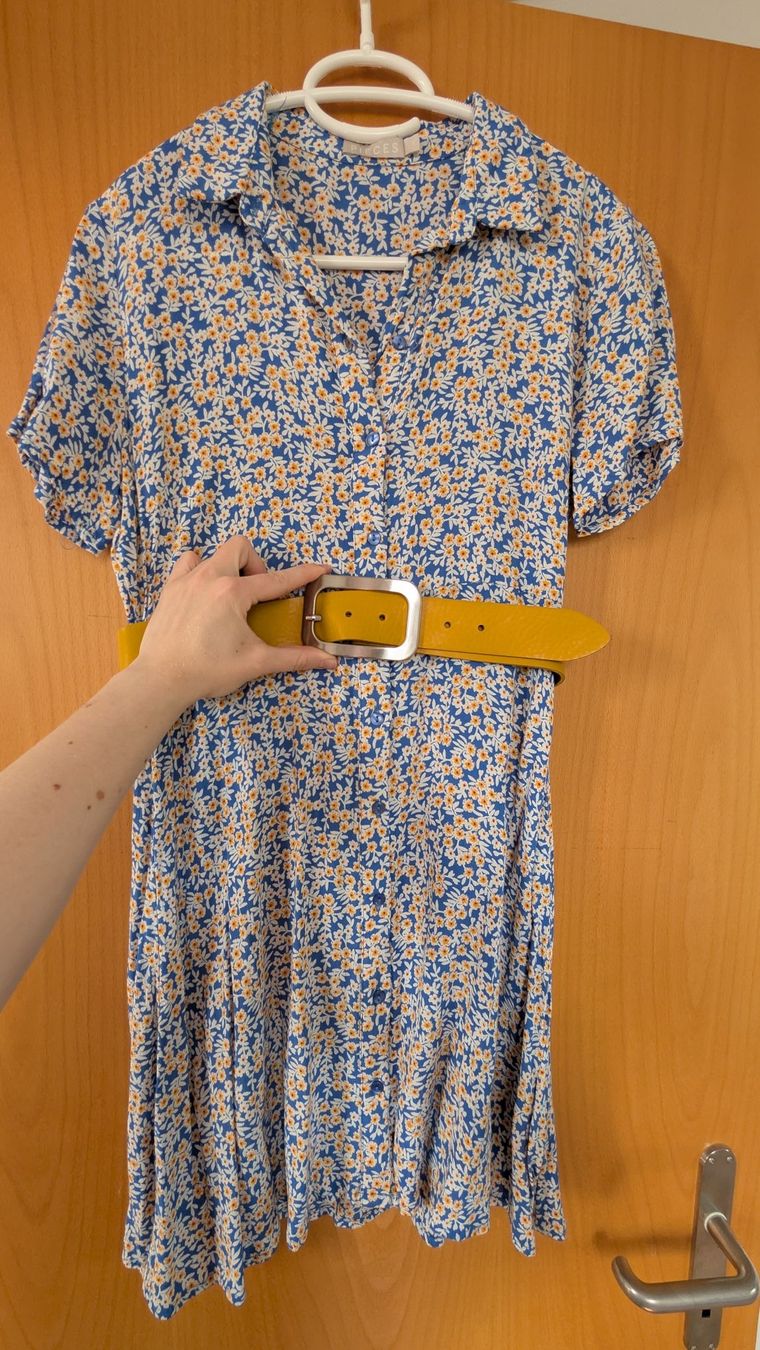 Kleider: Sommerliches Blümchenkleid mit Gürtel - Grösse S – Gebraucht aus Birrwil von dan_jdw7