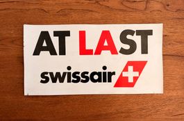 Vintage Swissair „AT LAST“ Magnetschild – 45 cm