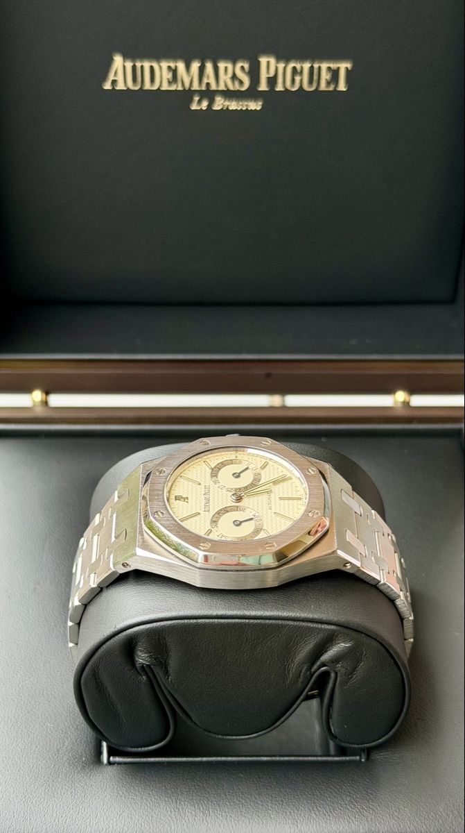 Audemars Piguet Orologi: Very RARE AP Royal Oak Cream Automatic – Usato da Zürich venduto da WATCHROOM 5