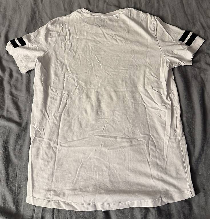 T-shirt: Weisses T-Shirt mit Details – Usato da Wädenswil venduto da dom_pz5d 3