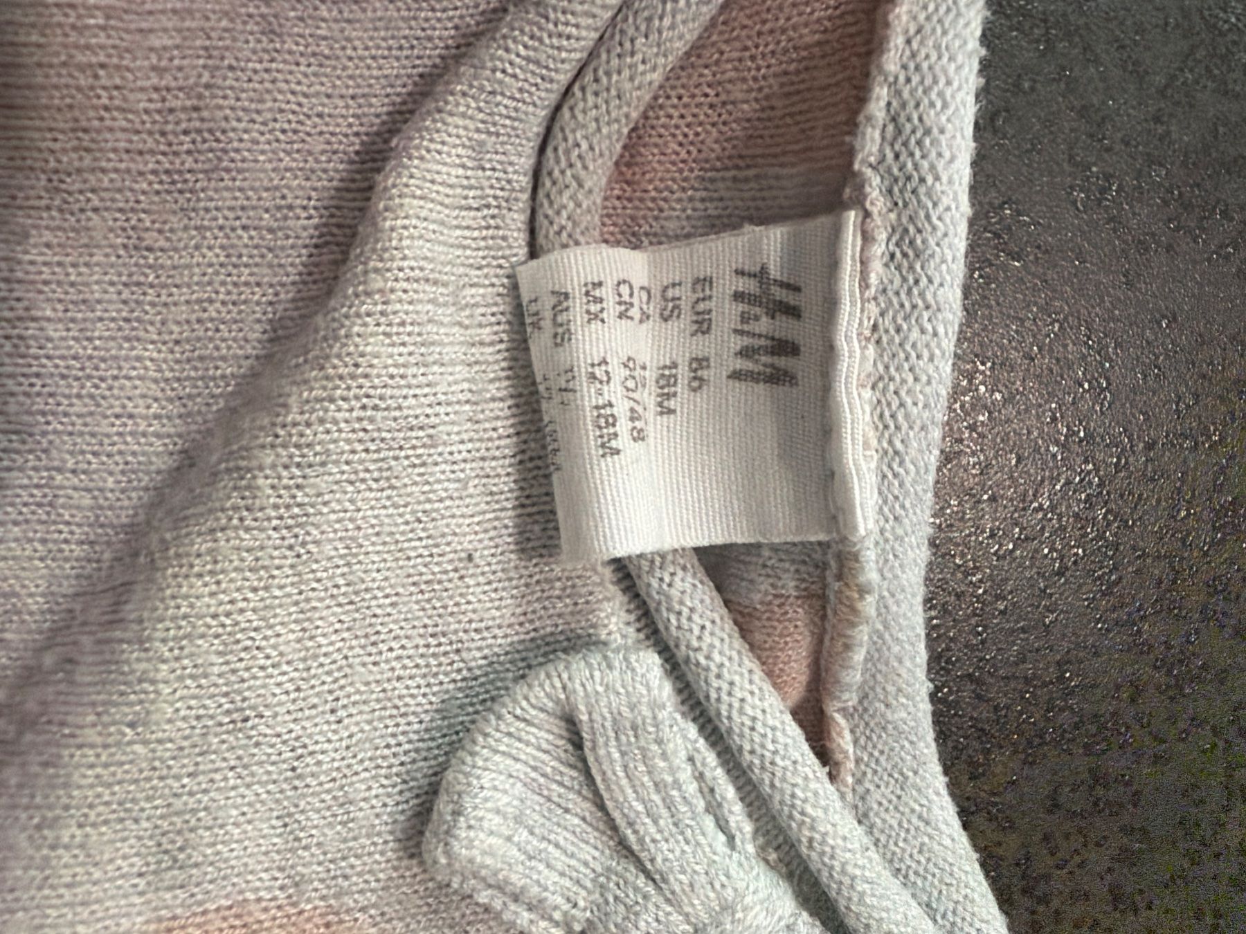 H&M Maglioni & Felpe: H&M Pullover; grau rosa Punkten Gr. 86 – Usato da Brüttisellen venduto da val_r8g6 2