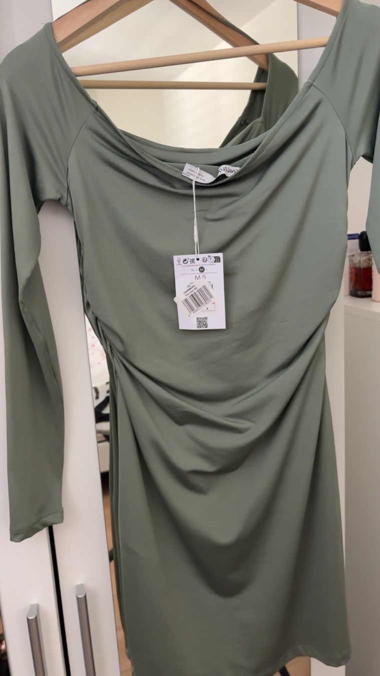 Bershka Robes: Robe taille M – Neuf avec emballage d'origine à La Chaux-de-Fonds par cal_2vmd 1