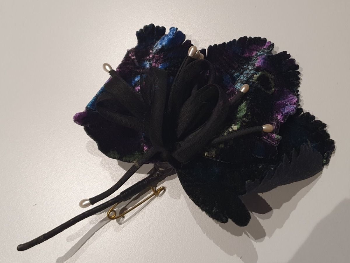 Broschen & Nadeln: Brosche Blumen, schwarz, bunt, gross, Vintage – Gebraucht aus Heinrichswil von sabi2809 2