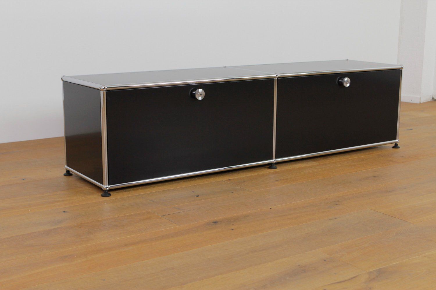 USM Mobili TV: USM Haller Lowboard Graphitschwarz – Nuovo (secondo la descrizione) da Affoltern am Albis venduto da StudioStandard 3