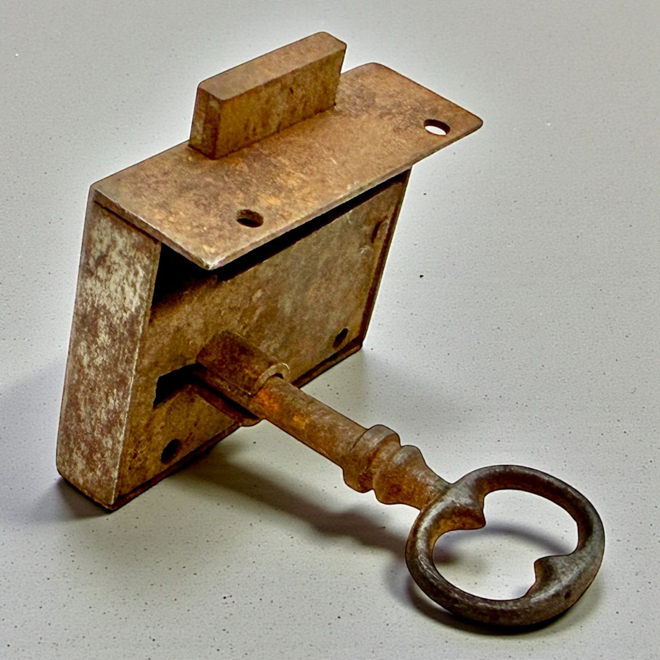 Ferramenta: Ancienne serrure de meuble avec de sa clé en fer forgé – Usato da Morges venduto da deco.vintage