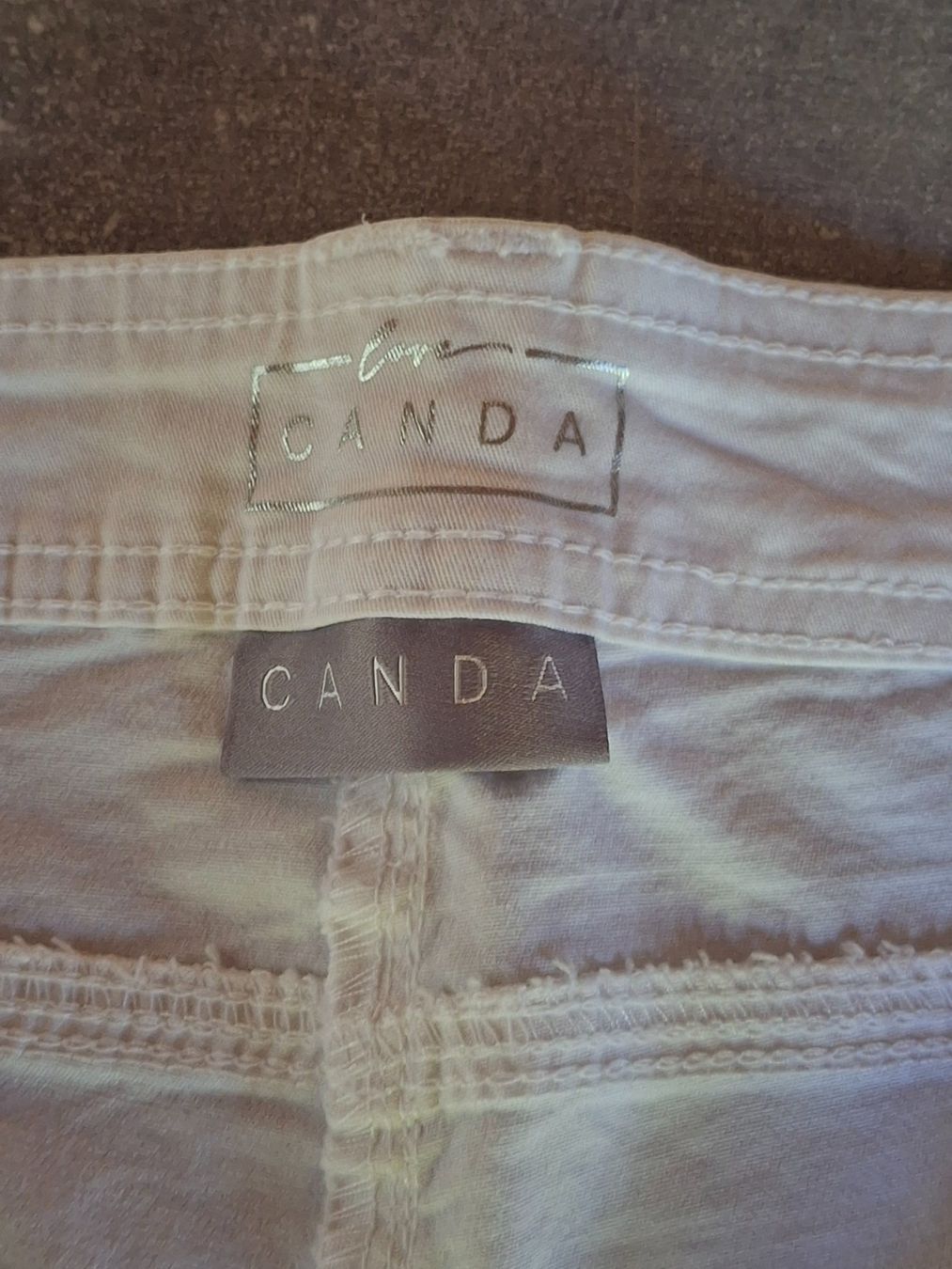 C&A Pantaloni: Pantalon blanc 98% coton taille 44 marque C&A – Usato da Villiers venduto da san_jn5w 3