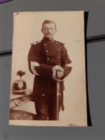 Antikes Photo auf Karton / mit Tschako und Säbel ca. 1880