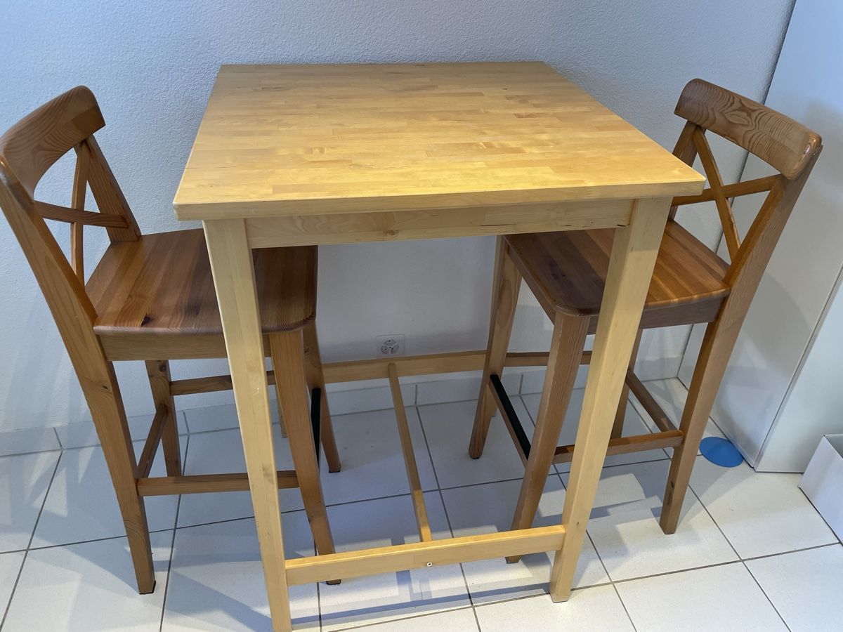 Ikea Set di tavolo e panche: Stehtisch mit 2 Barhocker IKEA – Usato da Zollikerberg venduto da ale_njx2