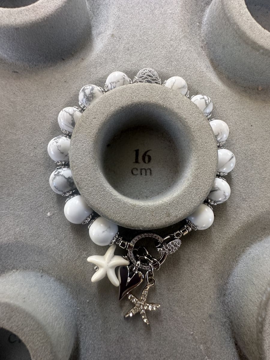 Bracelets: Armband mit Howlith Perlen und Anhängern  – Neuf avec emballage d'origine à Kriens par Hortensie6 3