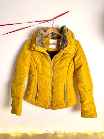 Gelbe Winterjacke mit Pelz