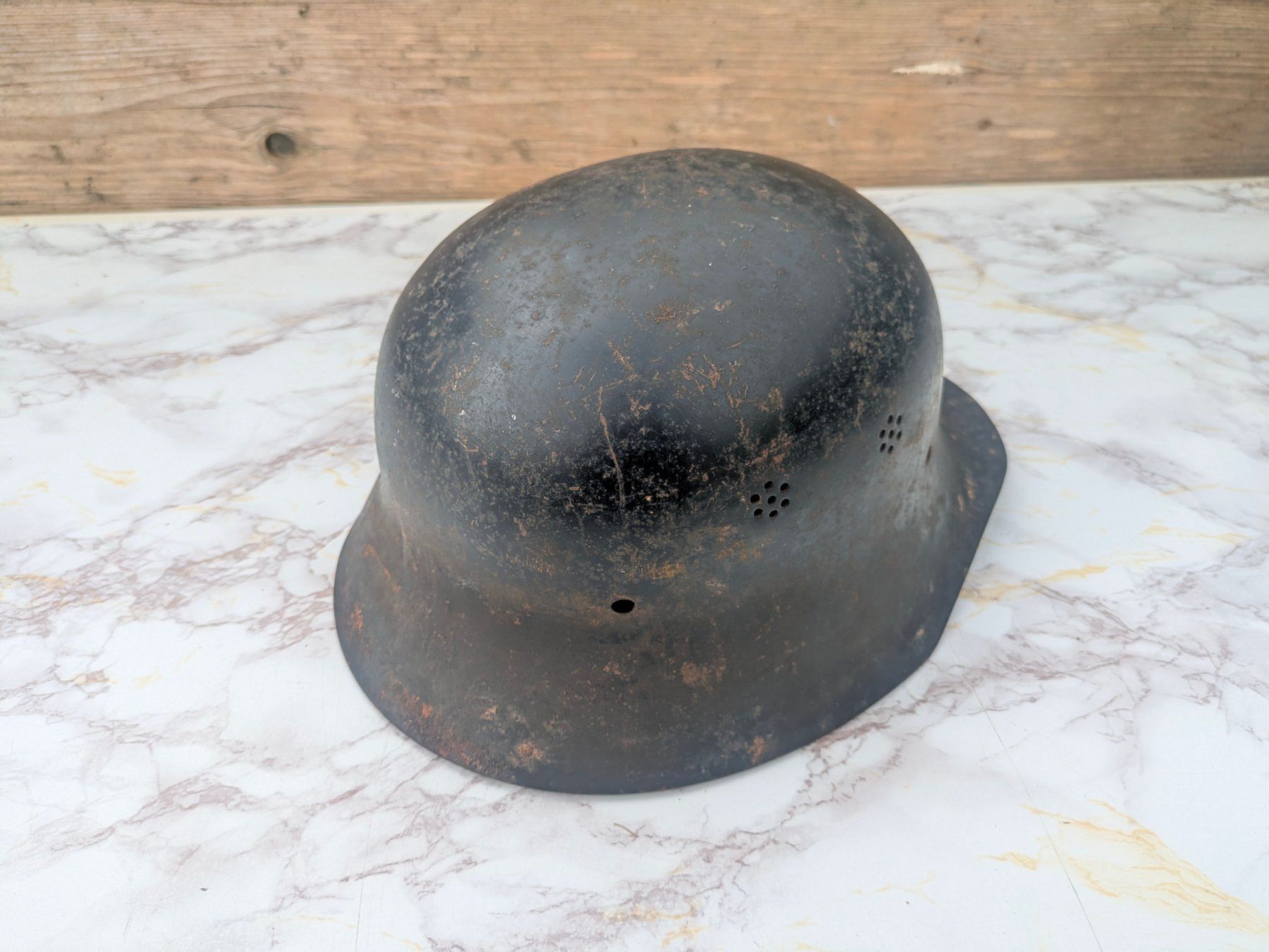 Uniformi & Effetti personali: Luftschutz Stahlhelm M34 "Duck Bill Visor" – Usato da Buttisholz venduto da ArmeeShopCH 6