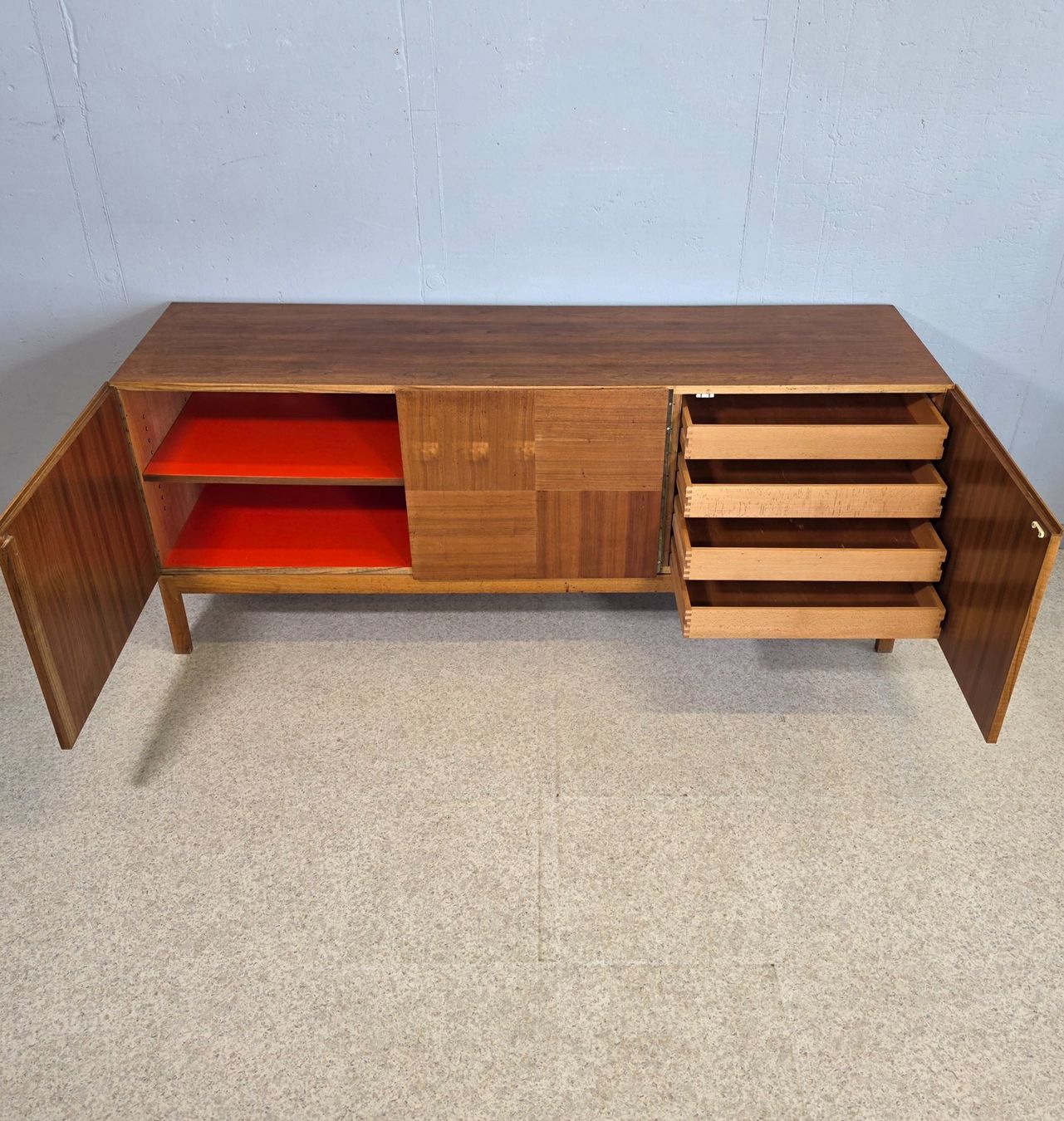 Kommoden: 1960 Sideboard Dresser Holzkommode Vintage Nussholz Kommode – Gebraucht aus Nottwil von Wondewa-Shop 4