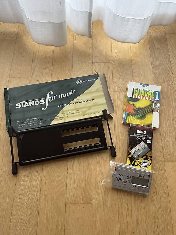 Strumenti musicali: Gitarren Lernbuch, Stimmgerät und Fusshocker – Usato da Birsfelden venduto da jon_687v