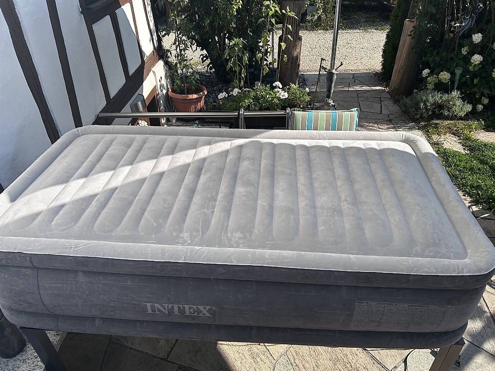 Betten: 2 INTEX Luftbett Comfort Plush Elevated Twin – Gebraucht aus Jonen von Baebels
