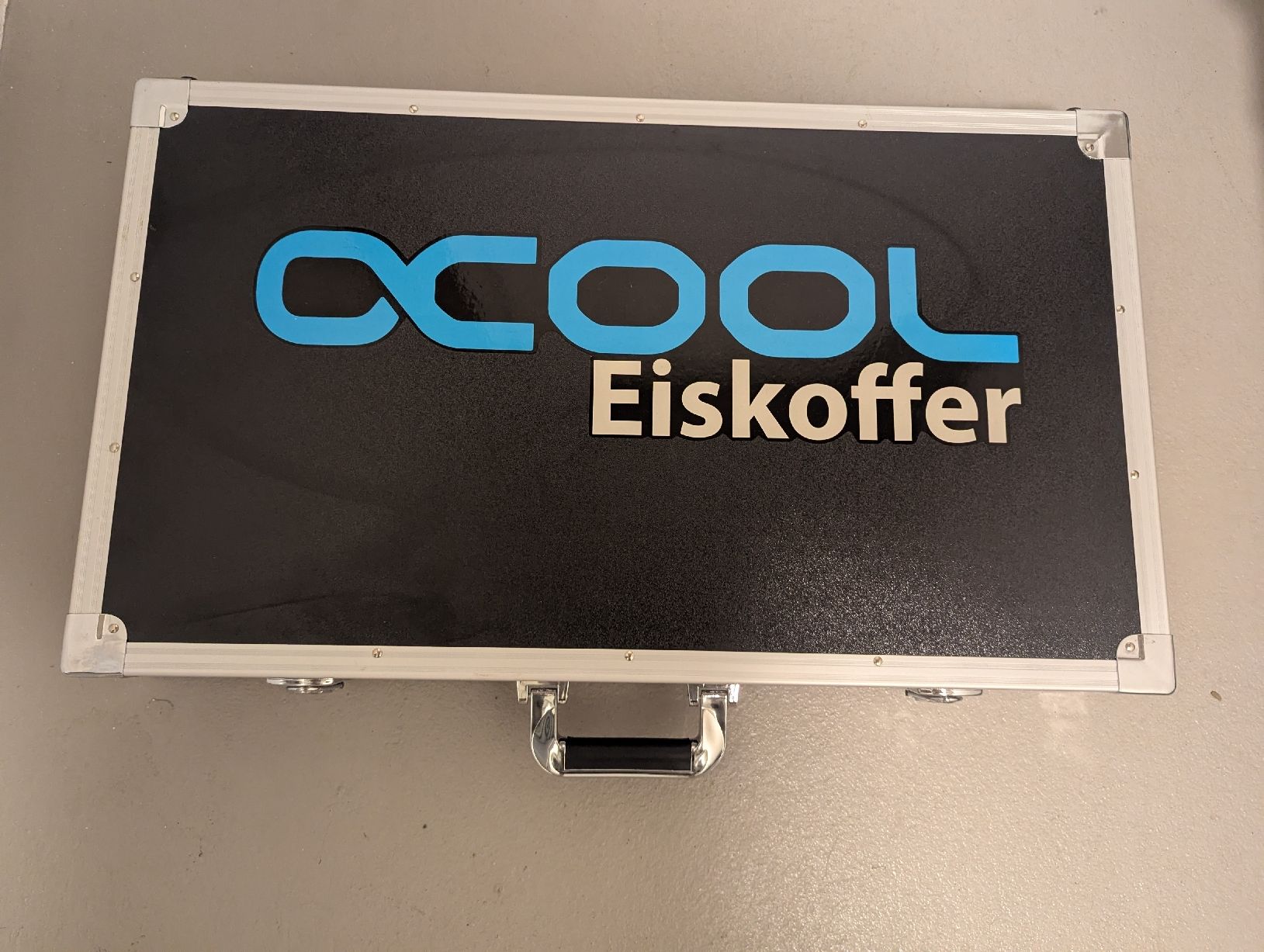 PCs: Alphacool Eiskoffer – Neu (gemäss Beschreibung) aus Arth von fuxxxli