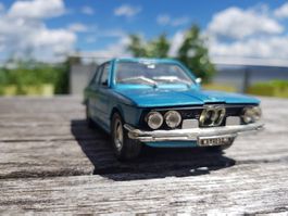 BMW 525 Modellauto blau