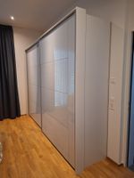 Schwebetürenschrank weiss mit Strukturfronten 324cm