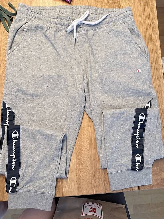 Pantaloni: Herren Champion Trainerhose Gr. M – Usato da Langenthal venduto da AliceAmmann