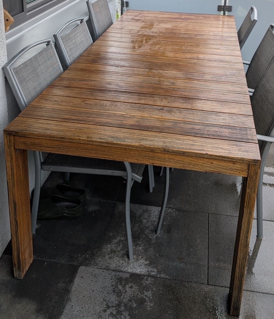 Tavoli: Massiver Gartentisch aus Holz – Usato da Emmen venduto da limonette