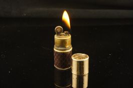 Benzin Feuerzeug in Form eines Lippenstift Reptilienleder