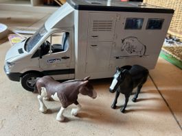 Bruder Pferdetransporter mit 2 Pferden (1x Schleich)