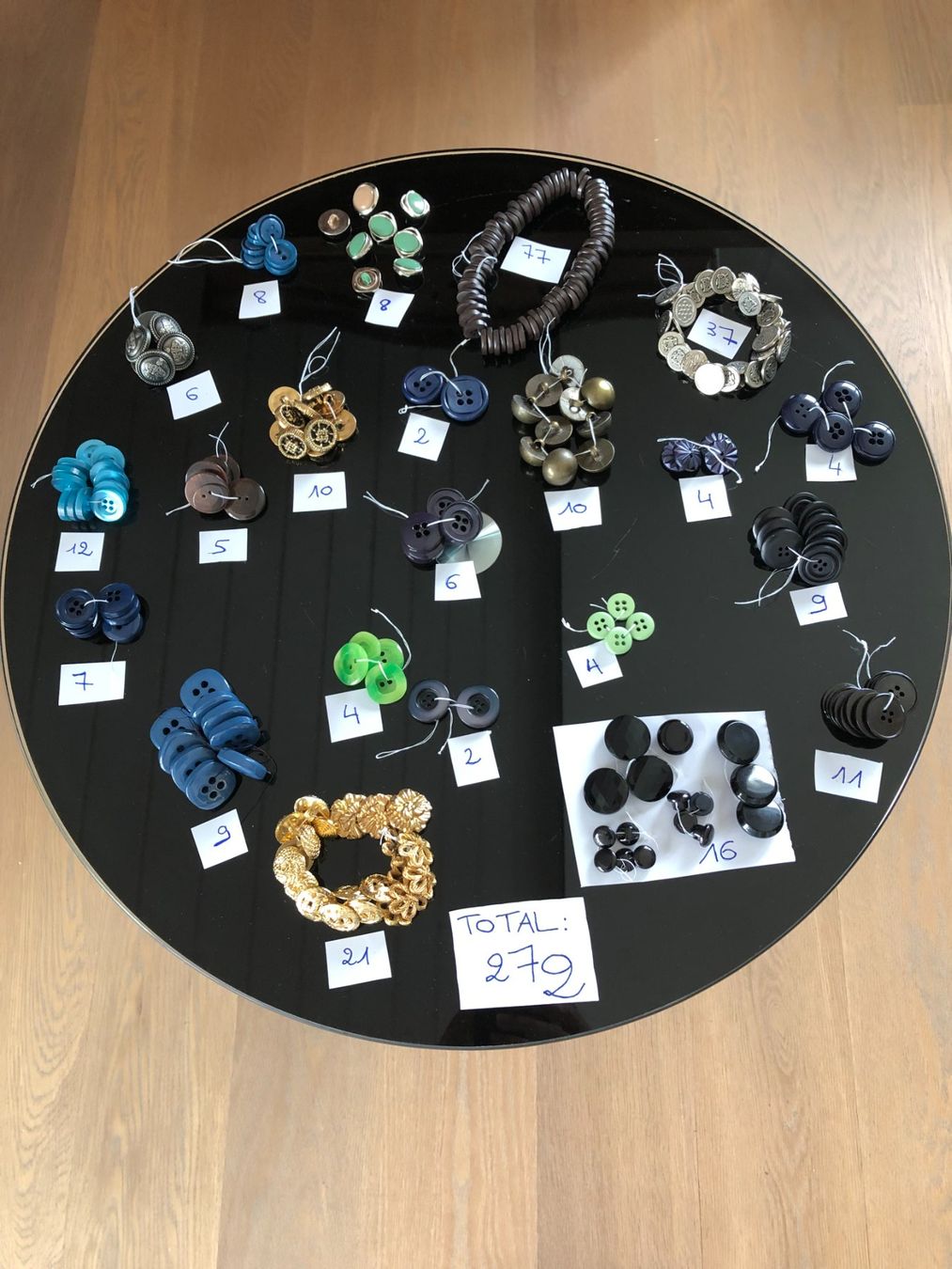 Knöpfe: Lot Vintage Knöpfe. Total 272 – Gebraucht aus Samstagern von TAAF 5