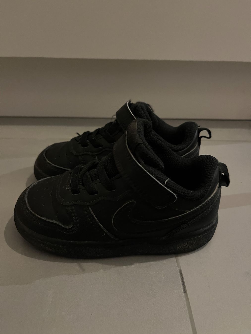 Nike Herrenschuhe: Nike Kinderschuhe Grösse 25 – Gebraucht aus Sierre von black.box 1